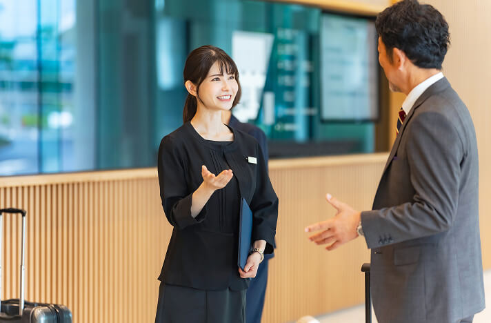 フロントスタッフがお客様をおもてなしするイメージ